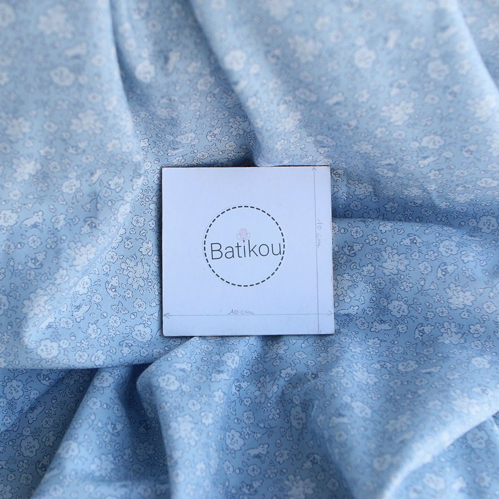 Gus - Batiste de coton Bio SILKYNE imprimé petit fleuri et souris subtiles ton sur ton bleu poudré