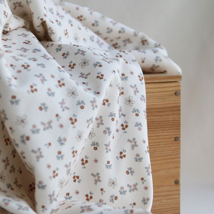 Tissu Manon, piqué de coton organique gratté imprimé fleuri caramel