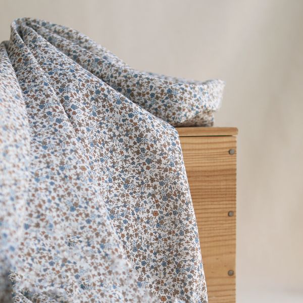 Lison - Batiste de coton SILKYNE à imprimé petit fleuri teintes bleu et marron