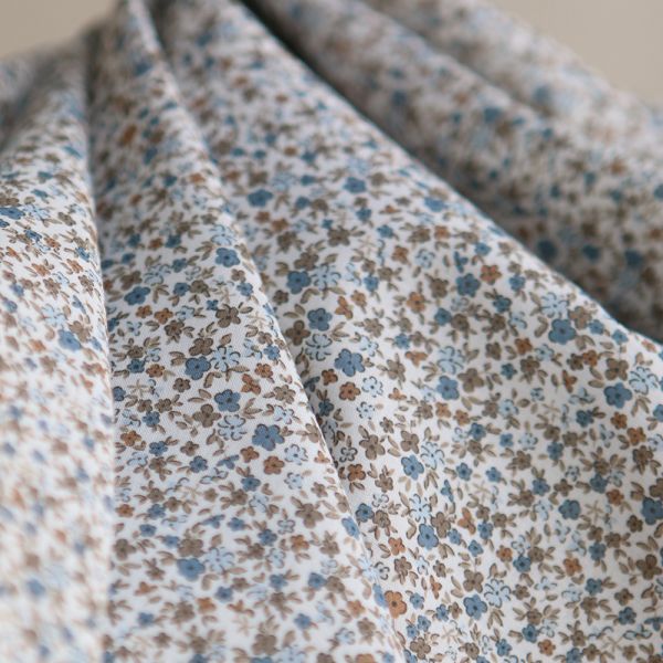 Lison - Batiste de coton SILKYNE à imprimé petit fleuri teintes bleu et marron 2