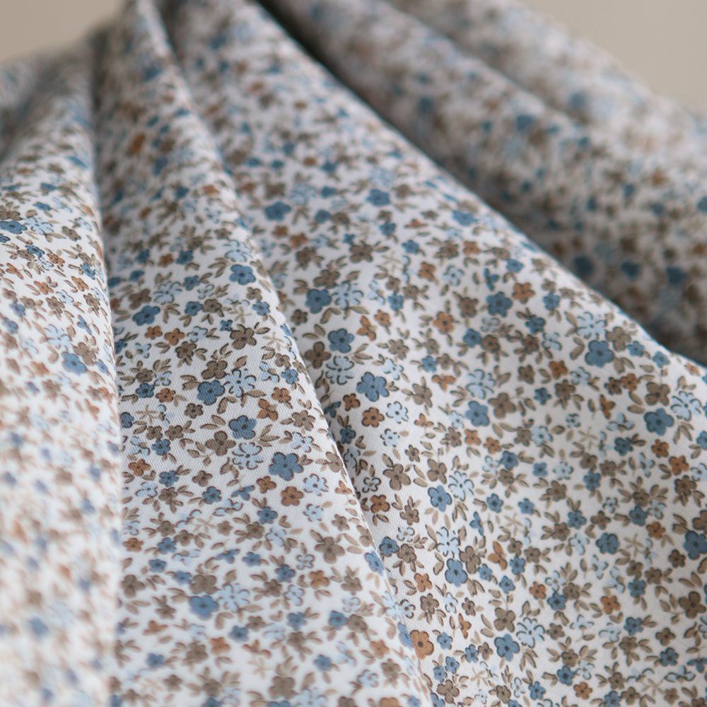 Lison - Batiste de coton SILKYNE à imprimé petit fleuri teintes bleu et marron