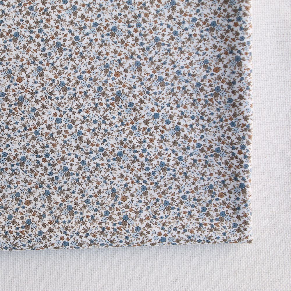 Lison - Batiste de coton SILKYNE à imprimé petit fleuri teintes bleu et marron