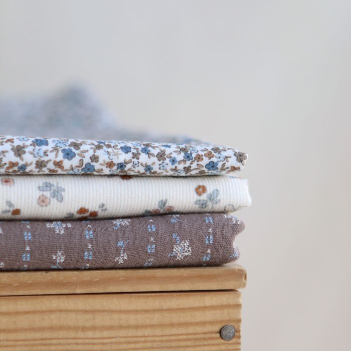 Lison - Batiste de coton SILKYNE à imprimé petit fleuri teintes bleu et marron