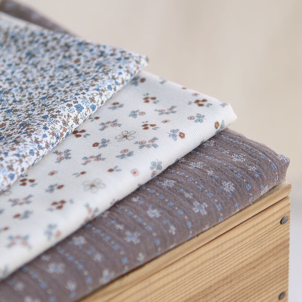 Lison - Batiste de coton SILKYNE à imprimé petit fleuri teintes bleu et marron