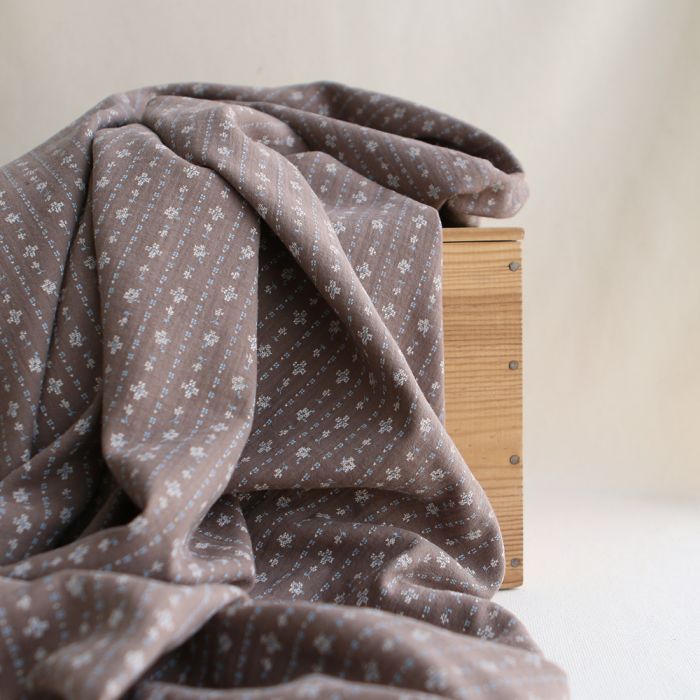 Tissu Selene, double gaze de coton bio imprimé fond marron glacé
