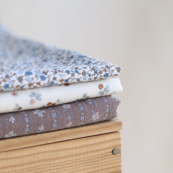 Tissu Selene, double gaze de coton bio imprimé fond marron glacé 2