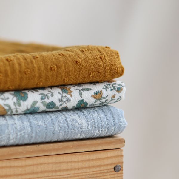 Double gaze de coton bio à plumetis coloris curry moutarde, tissu doux pour bébé 2