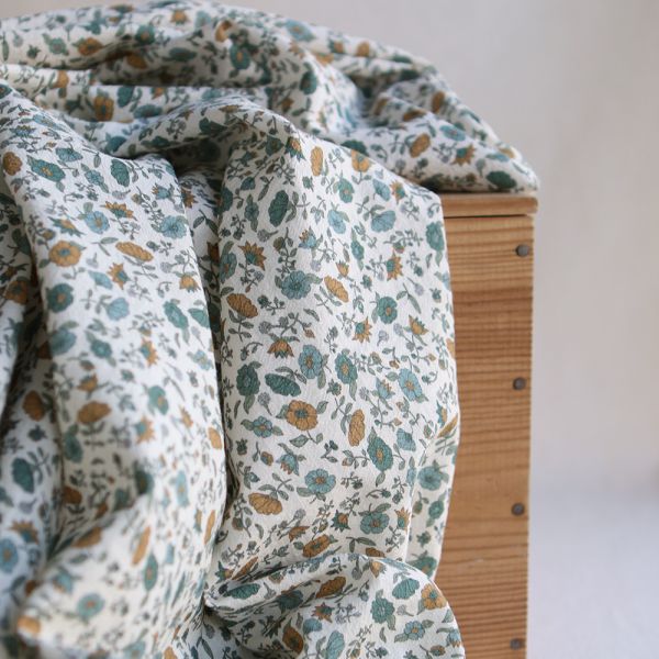 Tissu Laly, coton lavé bio écru fleuri curry bleu et vert, effet froissé façon lin
