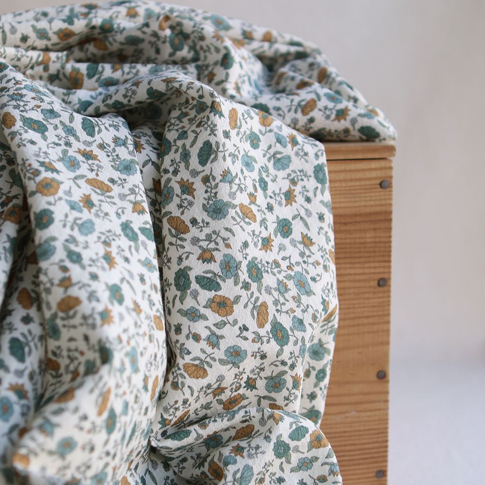 Tissu Laly, coton lavé bio écru fleuri curry bleu et vert, effet froissé façon lin