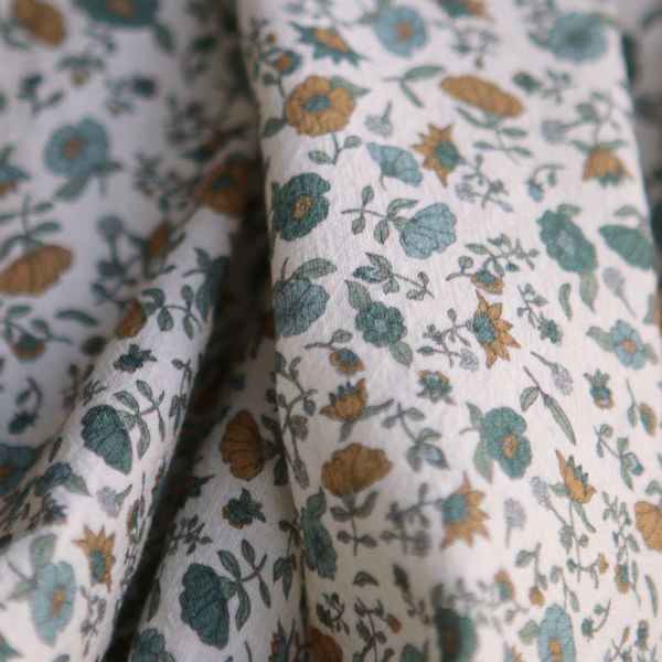Tissu Laly, coton lavé bio écru fleuri curry bleu et vert, effet froissé façon lin 2