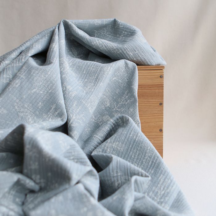 Tissu Edwina, coton piqué double face toile de Jouy bleu brume, coton bio texturé