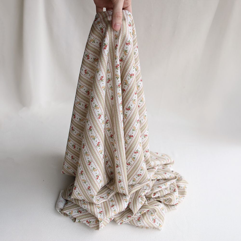 Abigail - Tissu sergé de coton organique fin imprimé rayures et fleurs beige