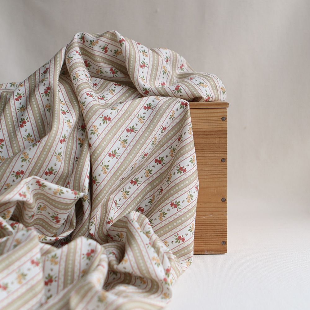 Abigail - Tissu sergé de coton organique fin imprimé rayures et fleurs beige