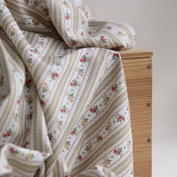 Tissu Abigail, sergé de coton organique fin imprimé rayures et fleurs beige