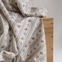 Tissu Abigail, sergé de coton organique fin imprimé rayures et fleurs beige