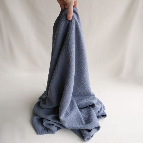 Double gaze de coton BIO plumetis Bleu jeanDouble gaze de coton bio à plumetis coloris bleu jean, tissu doux pour bébé 2