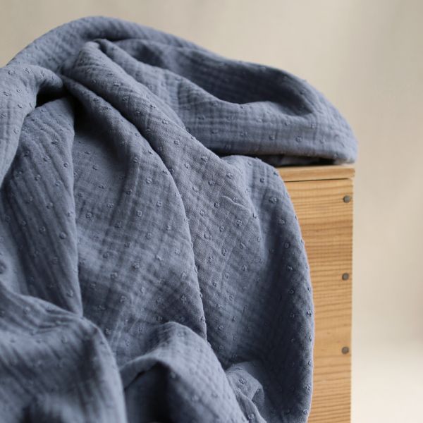 Double gaze de coton BIO plumetis Bleu jeanDouble gaze de coton bio à plumetis coloris bleu jean, tissu doux pour bébé