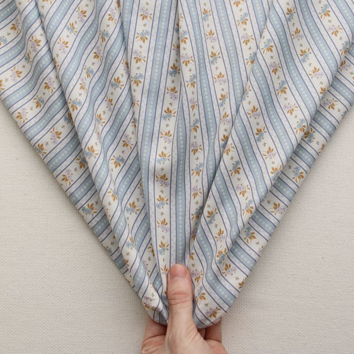 Abigail - Tissu sergé de coton organique fin imprimé rayures et fleurs bleu
