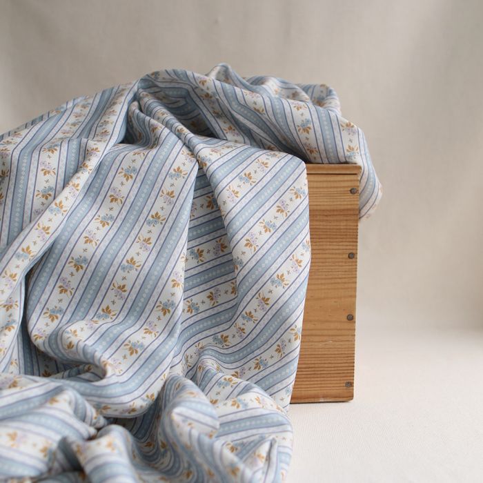 Abigail - Tissu sergé de coton organique fin imprimé rayures et fleurs bleu