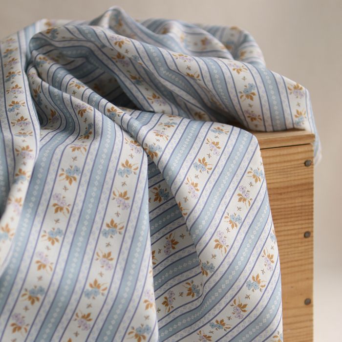Tissu Abigail, sergé de coton organique fin imprimé rayures et fleurs bleu