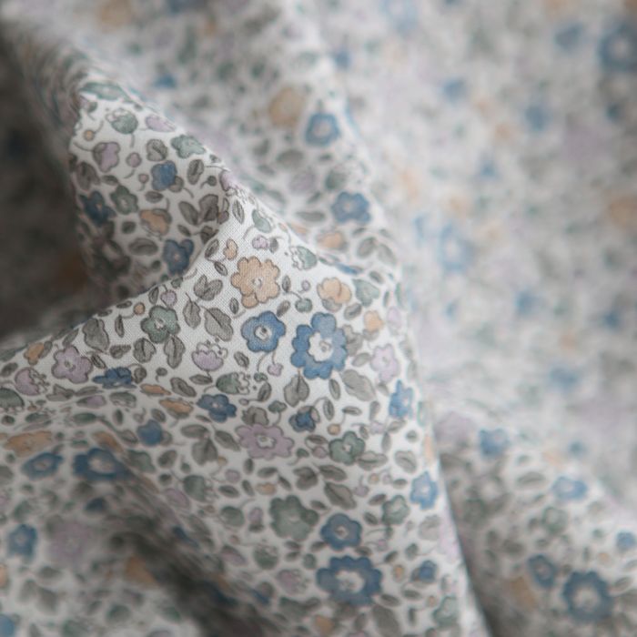Catalina - Batiste de coton SILKYNE à imprimé fleuri bleu tendre