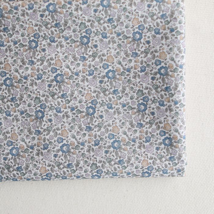 Catalina - Batiste de coton SILKYNE à imprimé fleuri bleu tendre