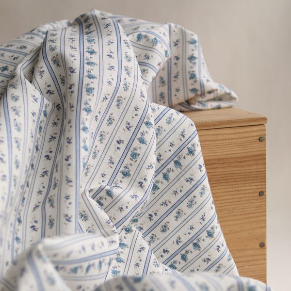 Petit piqué de coton gratté bio, rayures et fleuri bleu : un tissu doux et structuré pour robes, blouses, chemises et layette. C