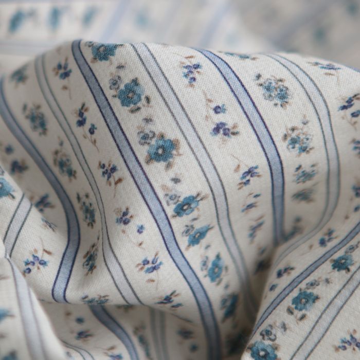 Piqué de coton gratté bio Paloma fleuri bleu, avec ses tissus coordonnés