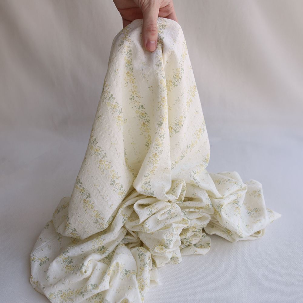 Camille - Tissu coton jacquard seersucker fond écru fleuri jaune clair