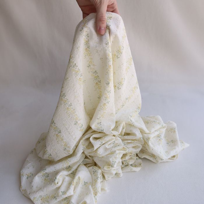Camille - Tissu coton jacquard seersucker fond écru fleuri jaune clair