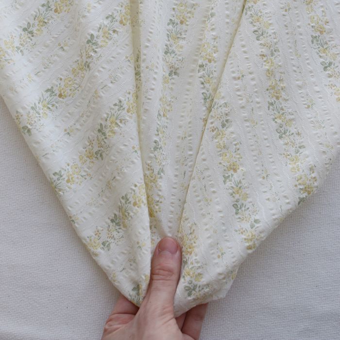 Camille - Tissu coton jacquard seersucker fond écru fleuri jaune clair