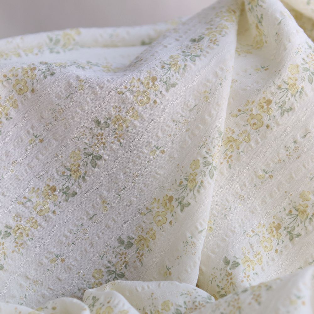 Camille - Tissu coton jacquard seersucker fond écru fleuri jaune clair
