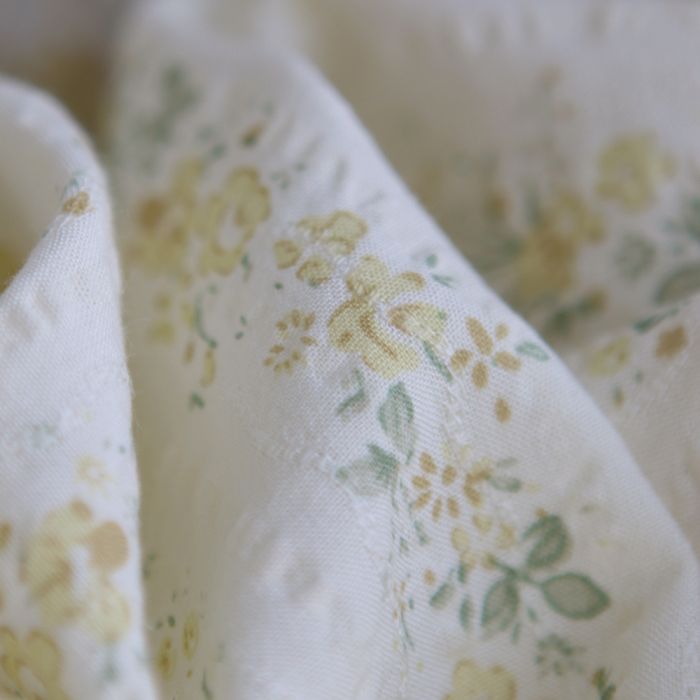 Camille - Tissu coton jacquard seersucker fond écru fleuri jaune clair
