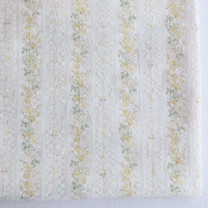 Camille - Tissu coton jacquard seersucker fond écru fleuri jaune clair