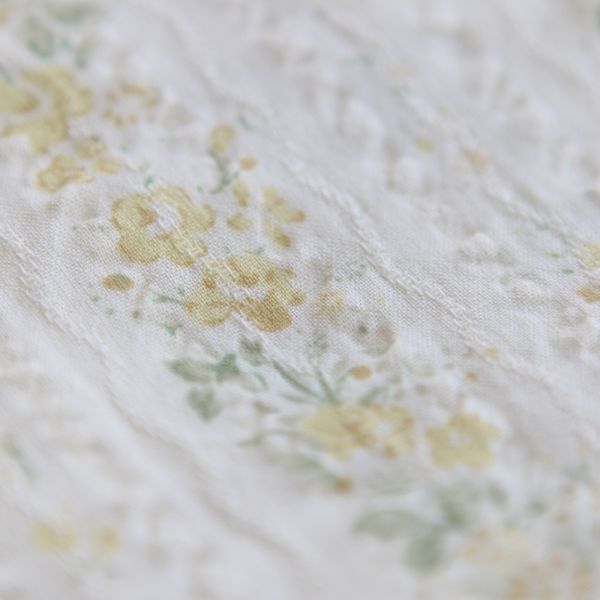 Camille - Tissu coton jacquard seersucker fond écru fleuri jaune clair 2