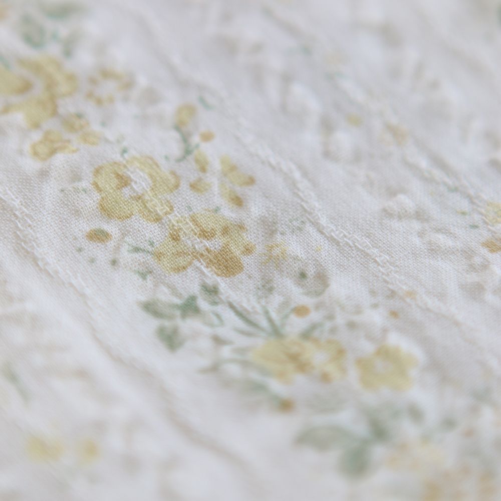 Camille - Tissu coton jacquard seersucker fond écru fleuri jaune clair