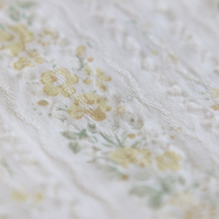Camille - Tissu coton jacquard seersucker fond écru fleuri jaune clair