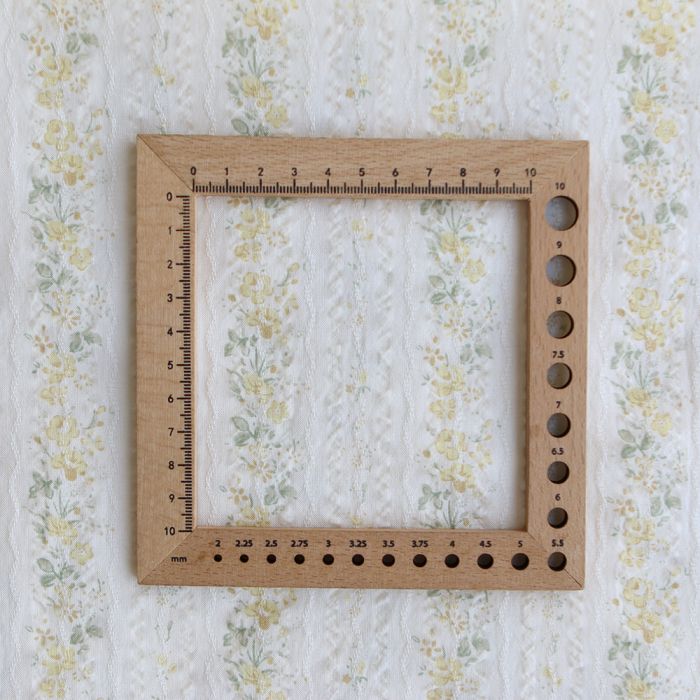 Camille - Tissu coton jacquard seersucker fond écru fleuri jaune clair