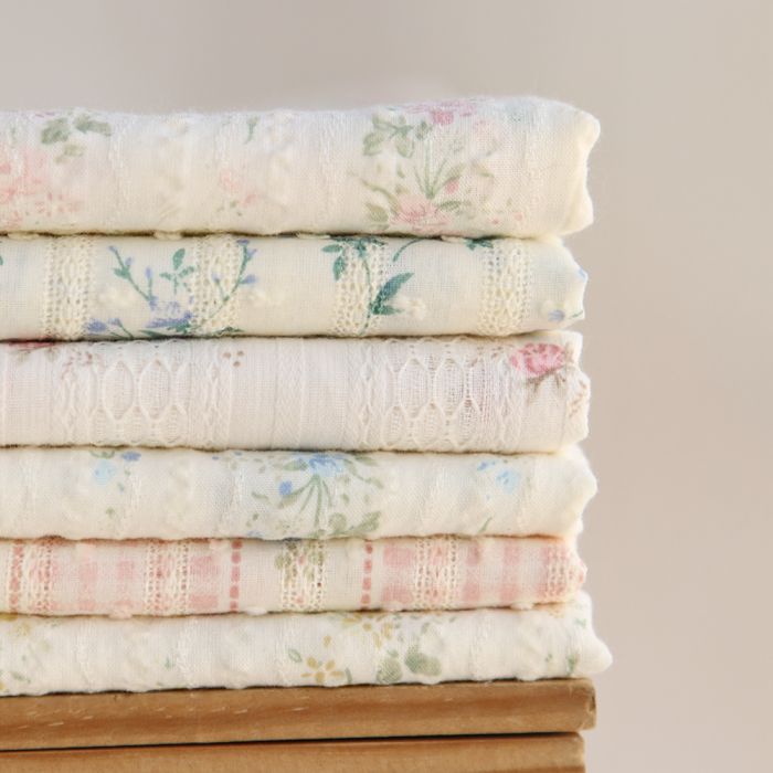 Camille - Tissu coton jacquard seersucker fond écru fleuri jaune clair