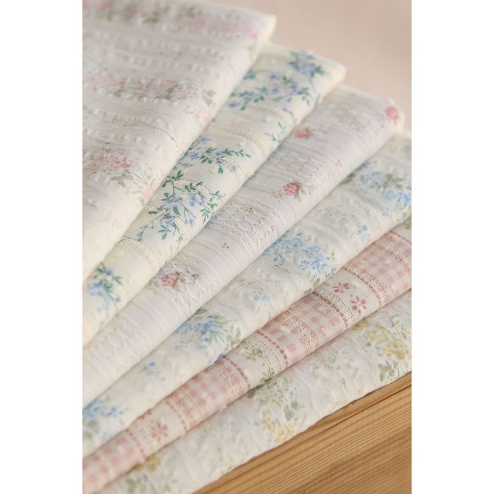 Camille - Tissu coton jacquard seersucker fond écru fleuri jaune clair