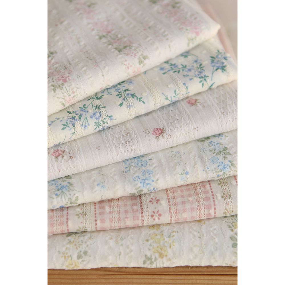 Camille - Tissu coton jacquard seersucker fond écru fleuri jaune clair