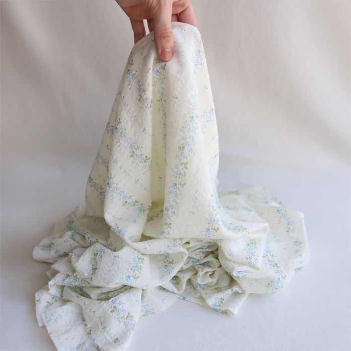 Camille - Tissu coton jacquard seersucker fond écru fleuri bleu clair