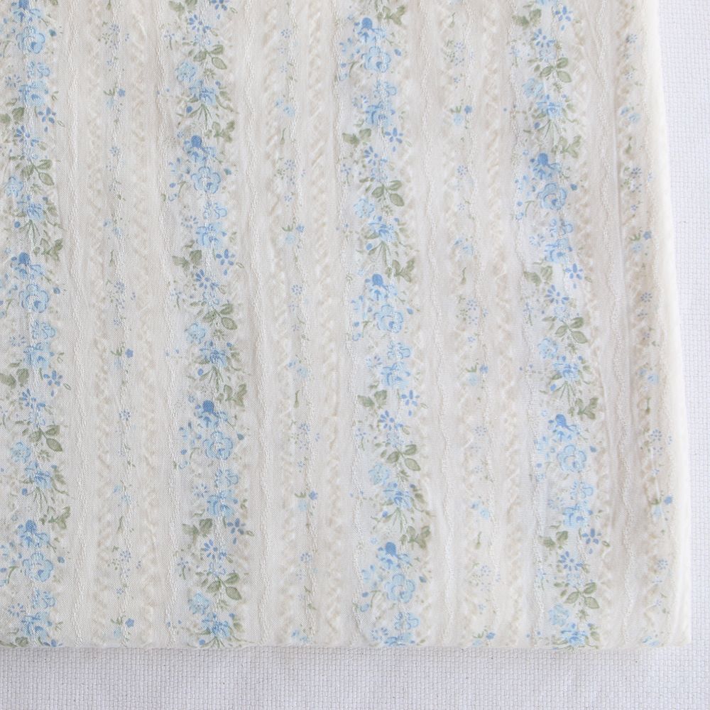 Camille - Tissu coton jacquard seersucker fond écru fleuri bleu clair