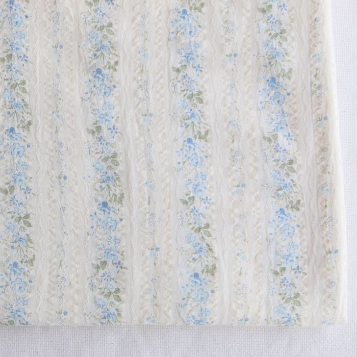 Camille - Tissu coton jacquard seersucker fond écru fleuri bleu clair