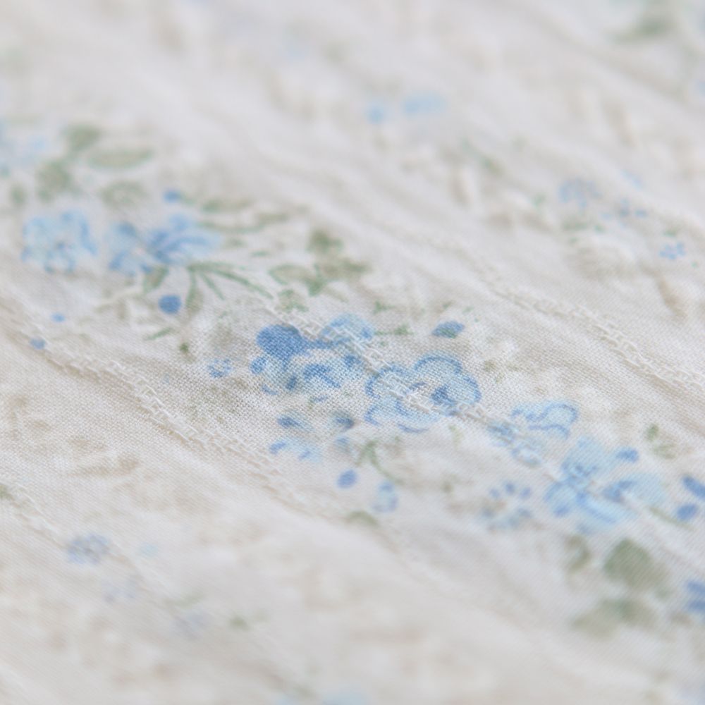 Camille - Tissu coton jacquard seersucker fond écru fleuri bleu clair