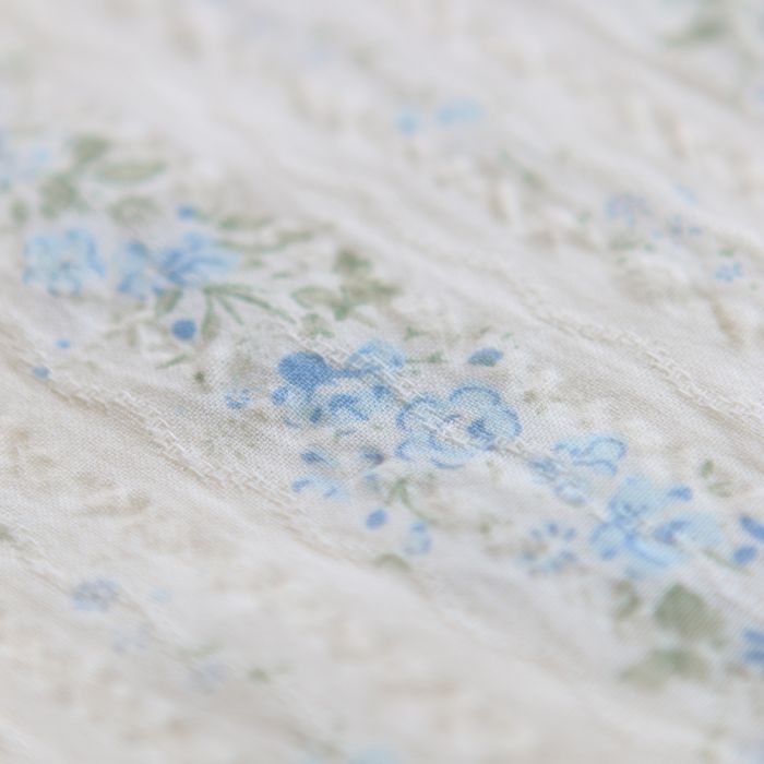 Camille - Tissu coton jacquard seersucker fond écru fleuri bleu clair
