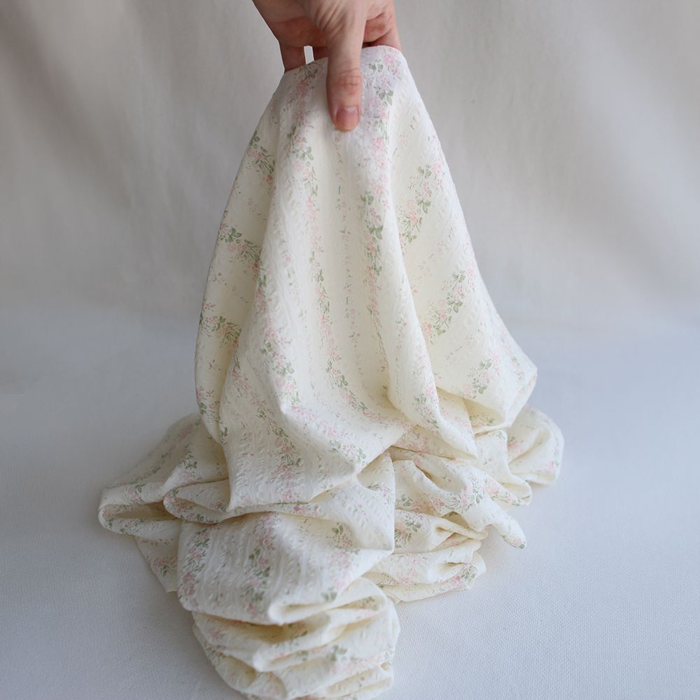 Camille - Tissu coton jacquard seersucker fond écru fleuri rose clair