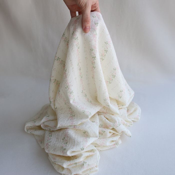 Camille - Tissu coton jacquard seersucker fond écru fleuri rose clair