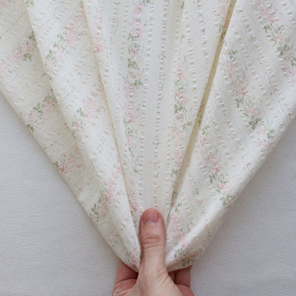 Camille - Tissu coton jacquard seersucker fond écru fleuri rose clair
