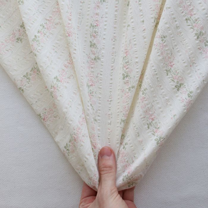 Camille - Tissu coton jacquard seersucker fond écru fleuri rose clair
